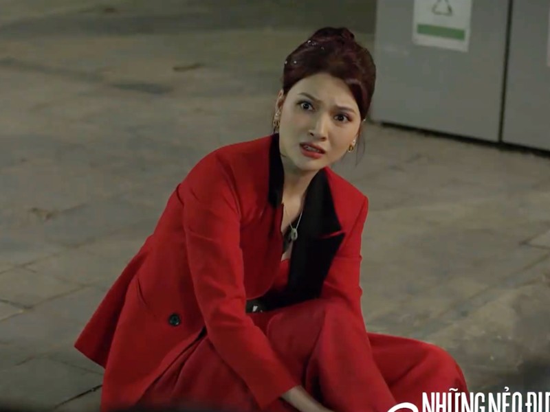 Trong phim, Bích Thủy vào vai Yên -  nữ trưởng phòng kinh doanh xinh đẹp, quyền lực, độc lập và có quan hệ tình cảm mập mờ với Vinh (Việt Anh). 
