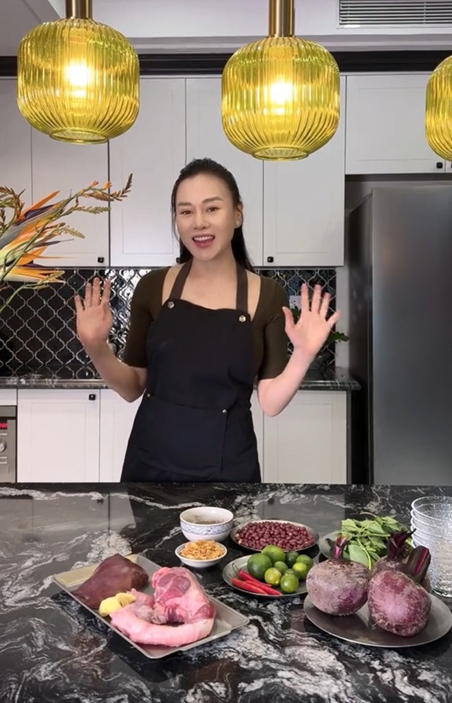 Vợ Shark Bình hào hứng vào bếp sau sinh. Cô thích thú cho biết: Bếp nàng Ỉn đã trở lại với món siêu ngon, siêu bổ dưỡng đến từ củ dền.