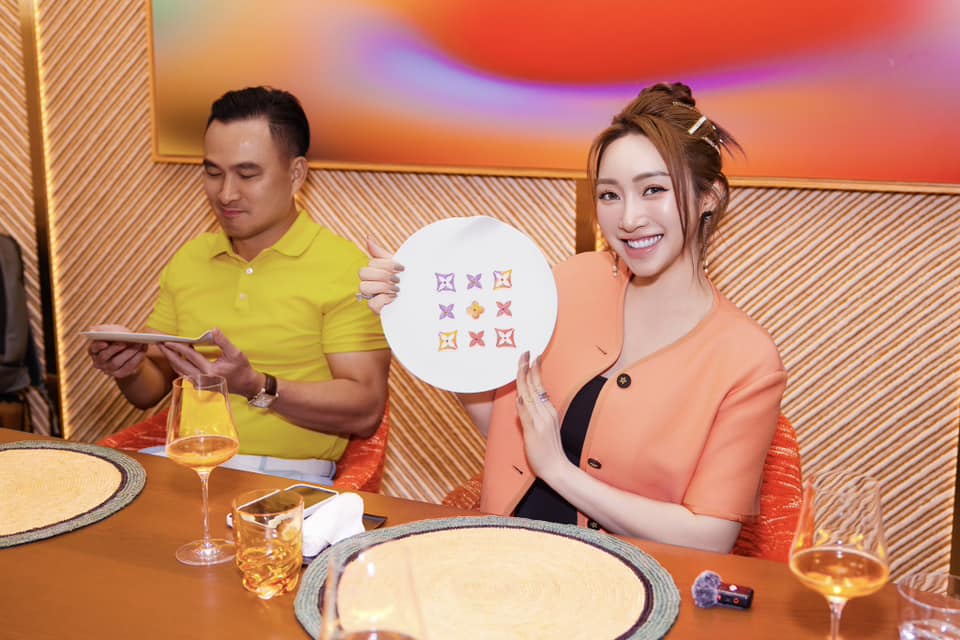 Chi Bảo và vợ thường đi thưởng thức những món ăn ở các nhà hàng đẳng cấp nhất thế giới.