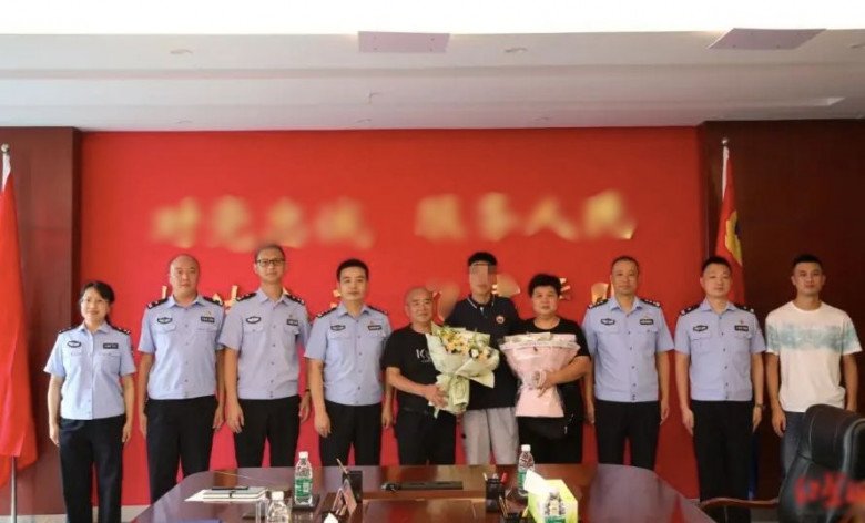 Vợ chồng ông Li và con trai đoàn tụ sau 36 năm với sự giúp đỡ của cơ quan cảnh sát. 