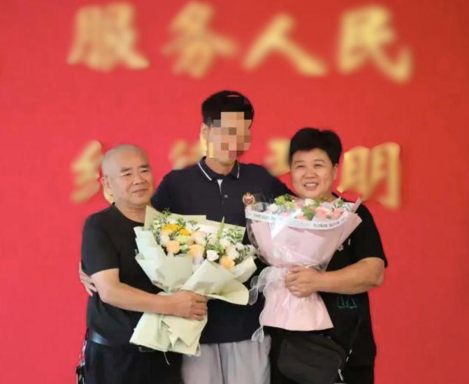 Bé trai 3 tuổi mất tích ngày nào giờ đã là cha của 2 đứa trẻ. 