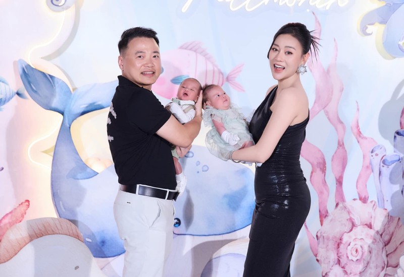Diễn viên Phương Oanh - vợ mới của shark Bình vừa hạ sinh cặp song sinh môt trai và một gái vào hồi tháng 5, chính thức "lên chức" mẹ bỉm 2 con. 
