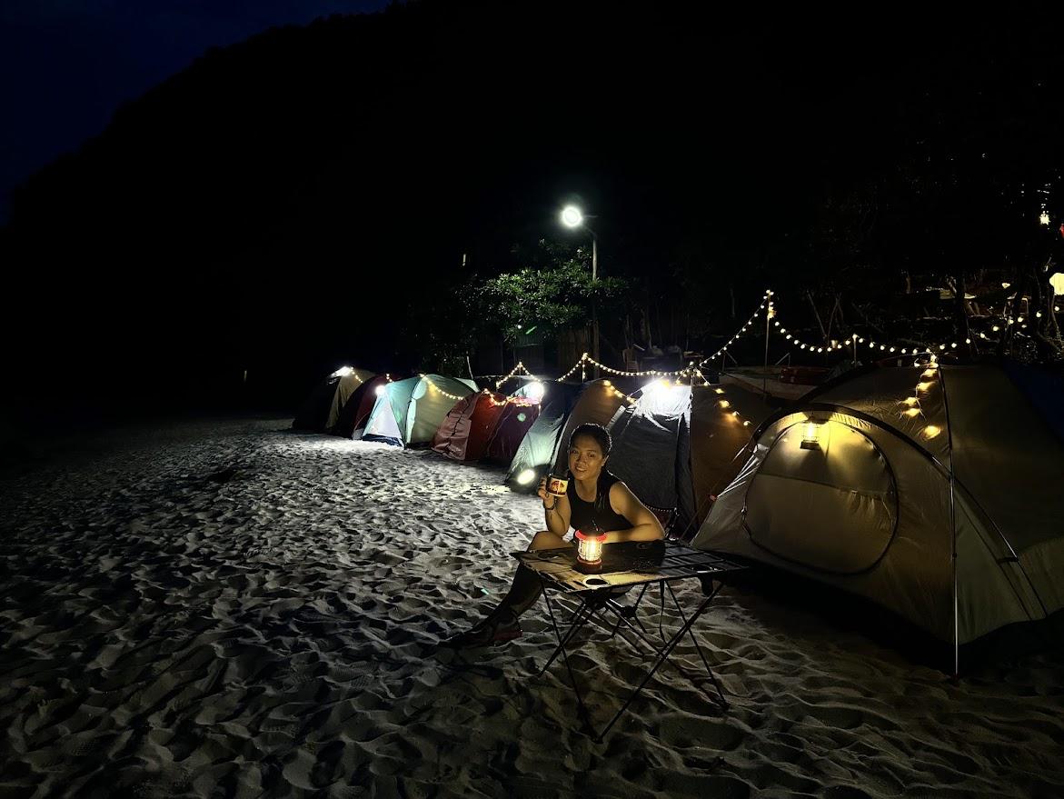 Khi đêm xuống, bạn có thể chill chill tận hưởng cảm giác thư thả nghe tiếng sóng và gió biển. - Ảnh: An Lê