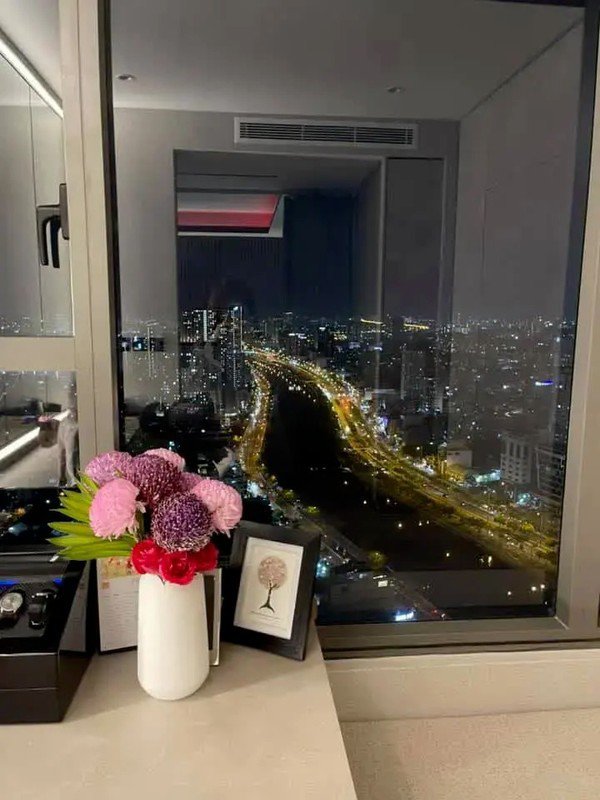 Tổ ấm của cặp đôi thiết kế sang trọng như khách sạn 5 sao với tầm view bạc tỷ, có thể ngắm thành phố từ trên cao.