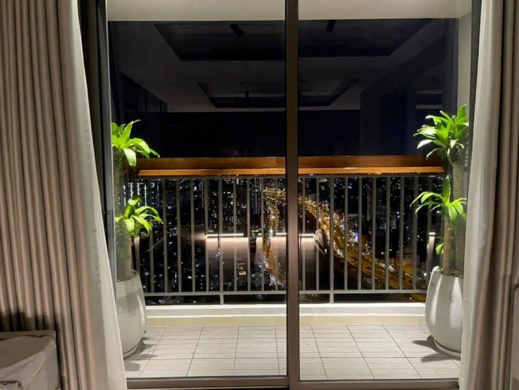 Khu vực ban công rộng rãi với tầm view cực đẹp.