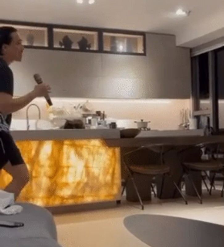 Phòng khách nối liền nhà bếp tạo cảm giác gần gũi.