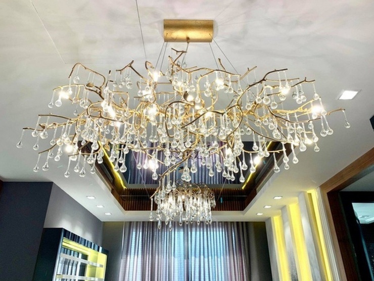 Đèn trần sang chảnh với họa tiết cầu kỳ.