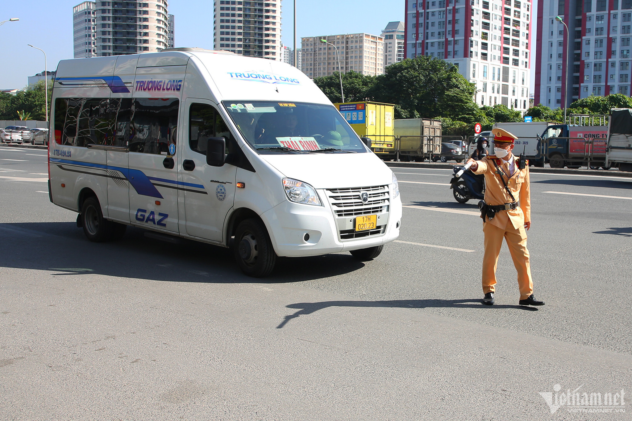 Cán bộ, chiến sĩ CSGT phải lên khoang chở người để kiểm tra với xe chở từ 10 hành khách trở lên.