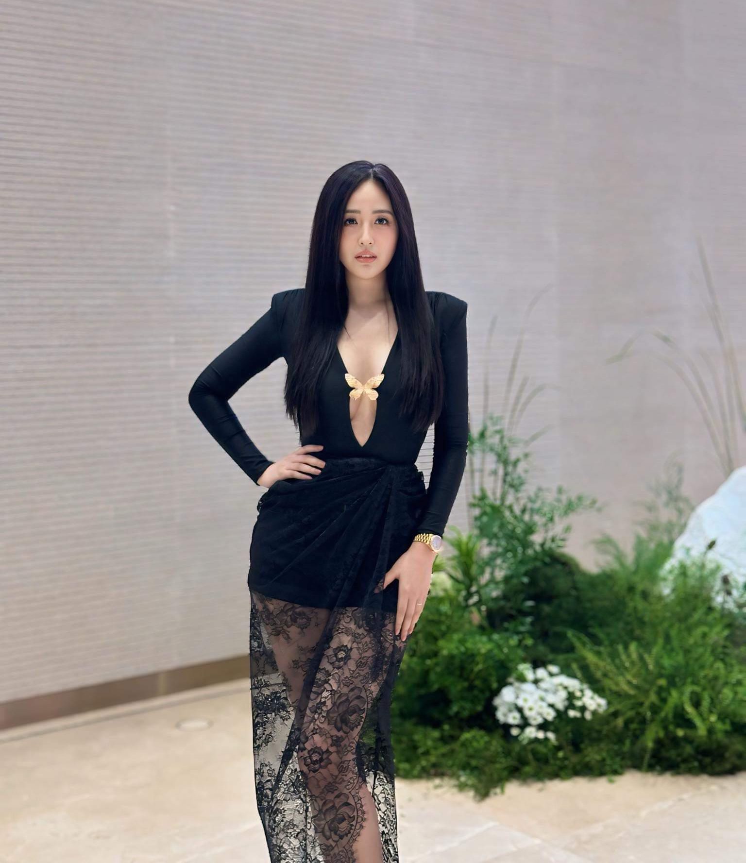 Hoa hậu Mai Phương Thúy là bạn thân của cô dâu.