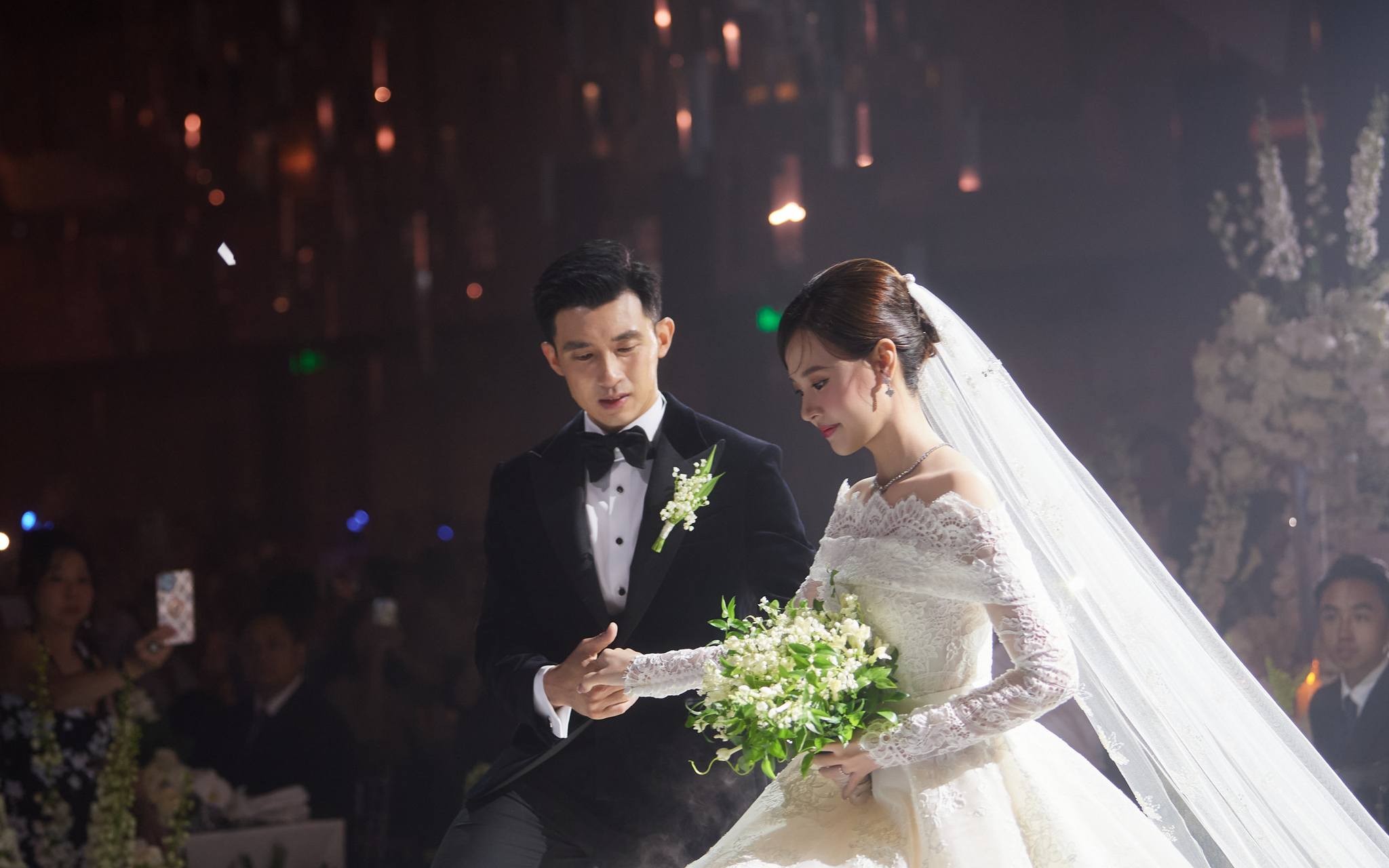 Đám cưới hào môn của Midu và thiếu gia Minh Đạt: Cô dâu đeo kim cương amp;#34;khủngamp;#34;, chú rể bật khóc khi thổi sáo - 5