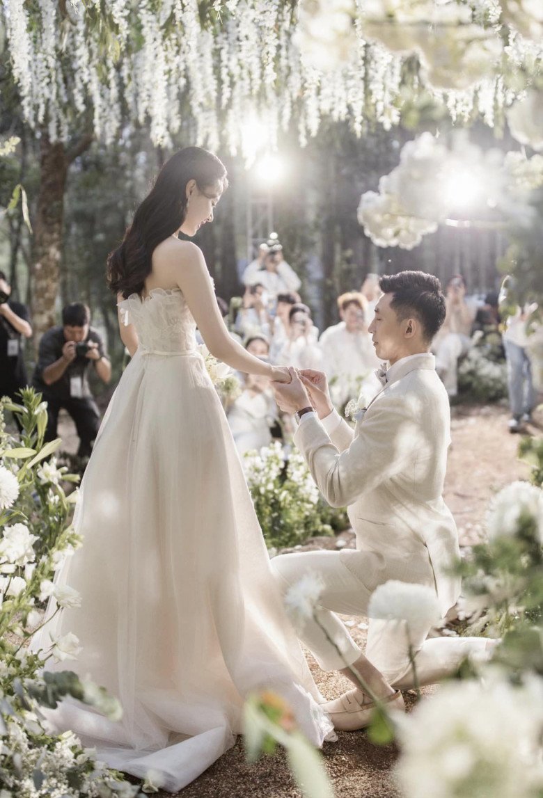 Chồng thiếu gia cầu hôn Midu lần 2 trong đám cưới riêng tư ở Đà Lạt.