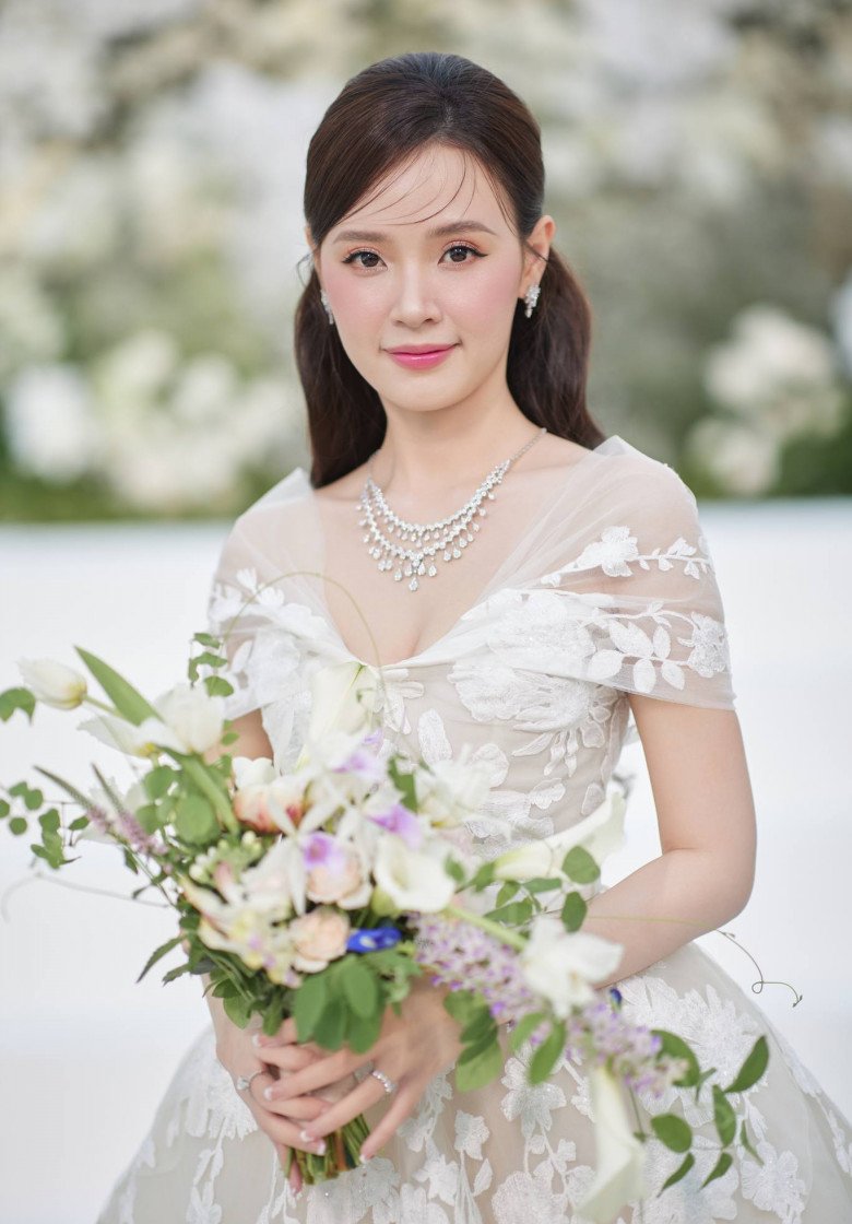 Midu tự tay chuẩn bị mọi thứ trong hôn lễ.