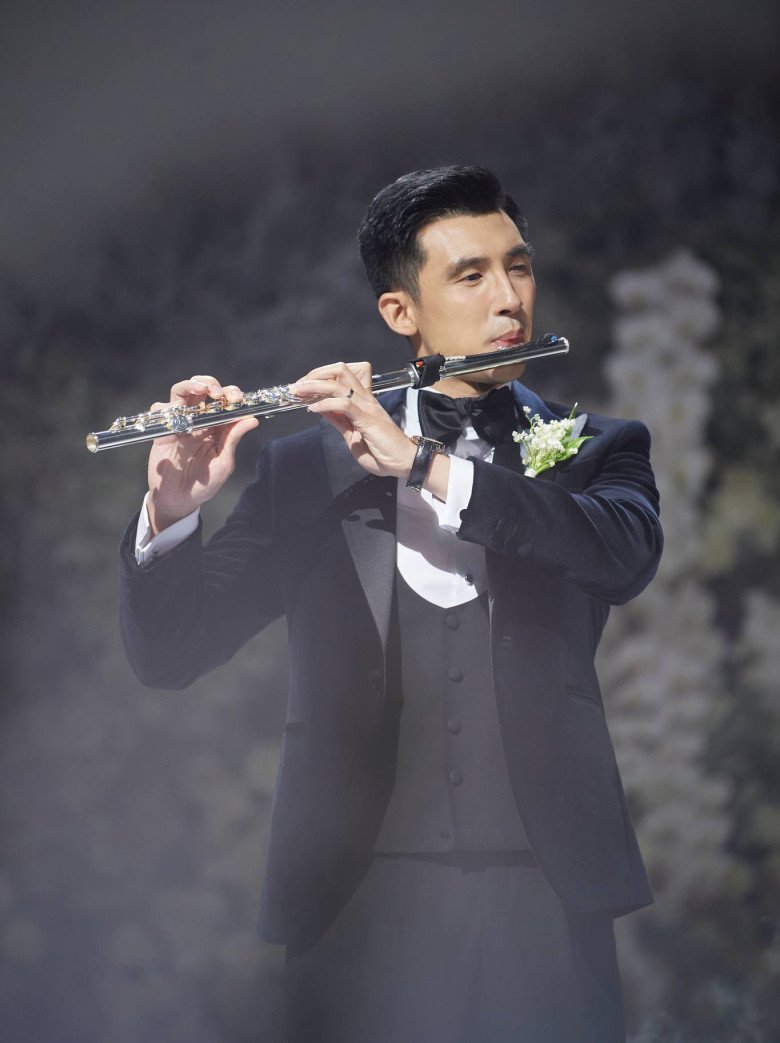 Minh Đạt biểu diễn thổi sáo trong hôn lễ.