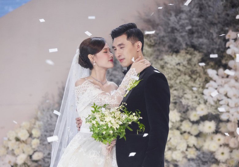 Midu thể hiện tình cảm cho ông xã trong hôn lễ.