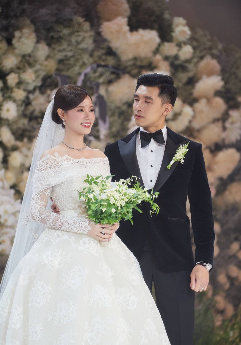 Nam doanh nhân luôn nhìn vợ với ánh mắt ngọt ngào.