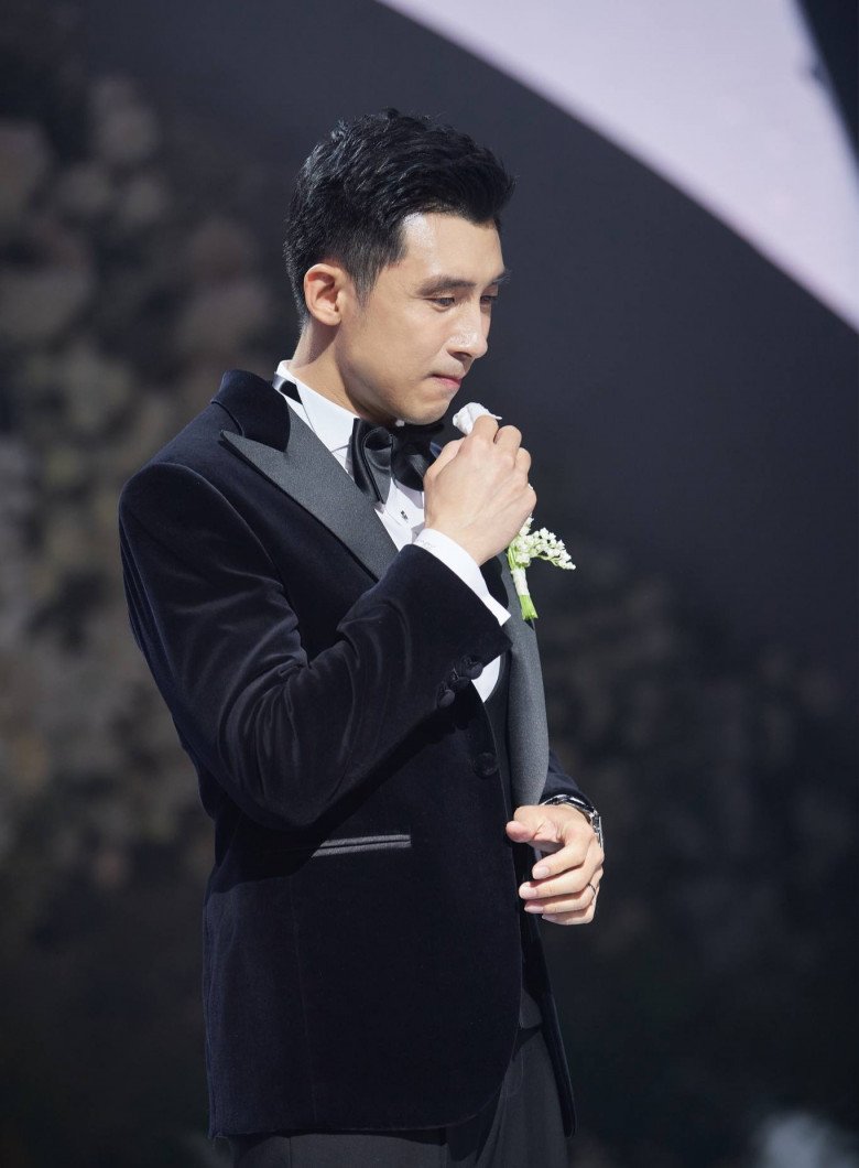 Thiếu gia Minh Đạt nhiều lần xúc động trong đám cưới.