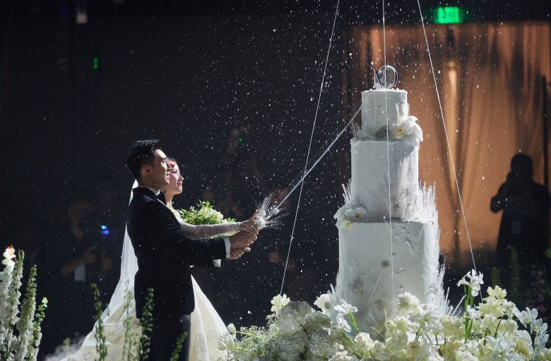 Khán giả chúc mừng hạnh phúc của cặp đôi.