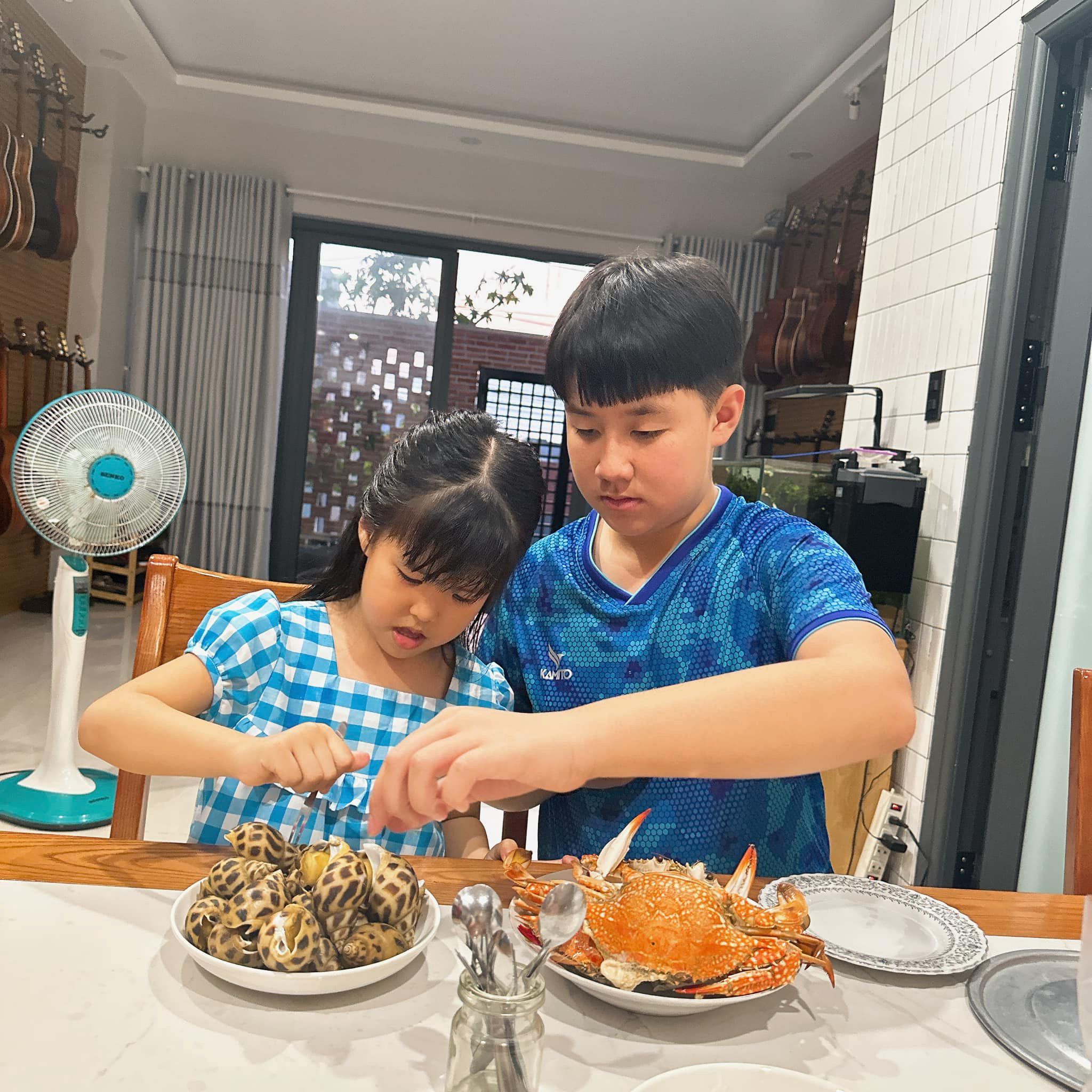 Cà Pháo cực kỳ yêu thương em gái bé Bông.