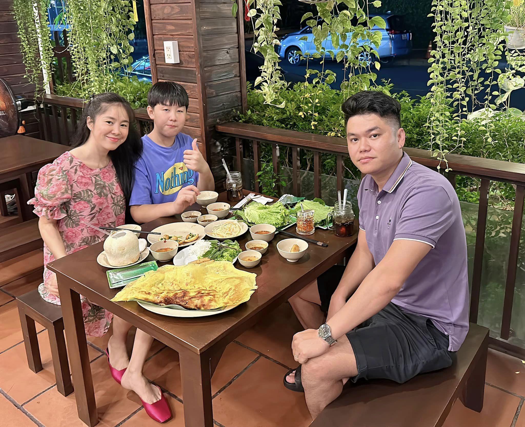 Vợ chồng nữ diễn viên thường đưa quý tử đi ăn riêng.