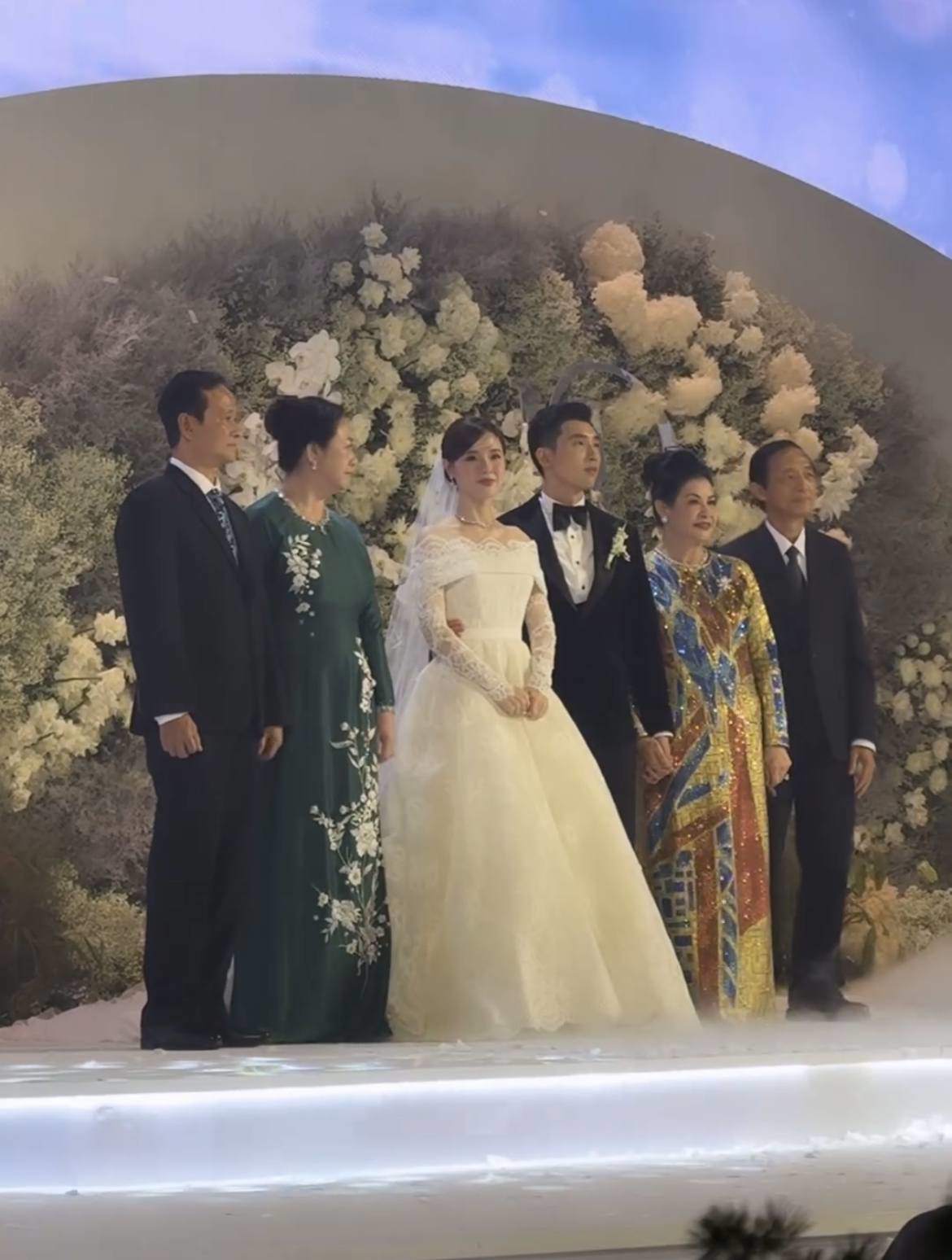 Bố mẹ cô dâu chú rể lên sân khấu.