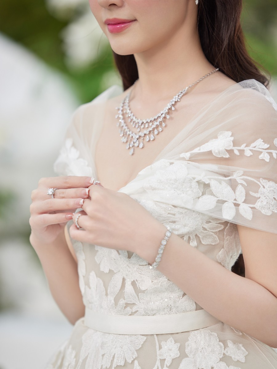 Nàng dâu hào môn đeo bộ trang sức kim cương.