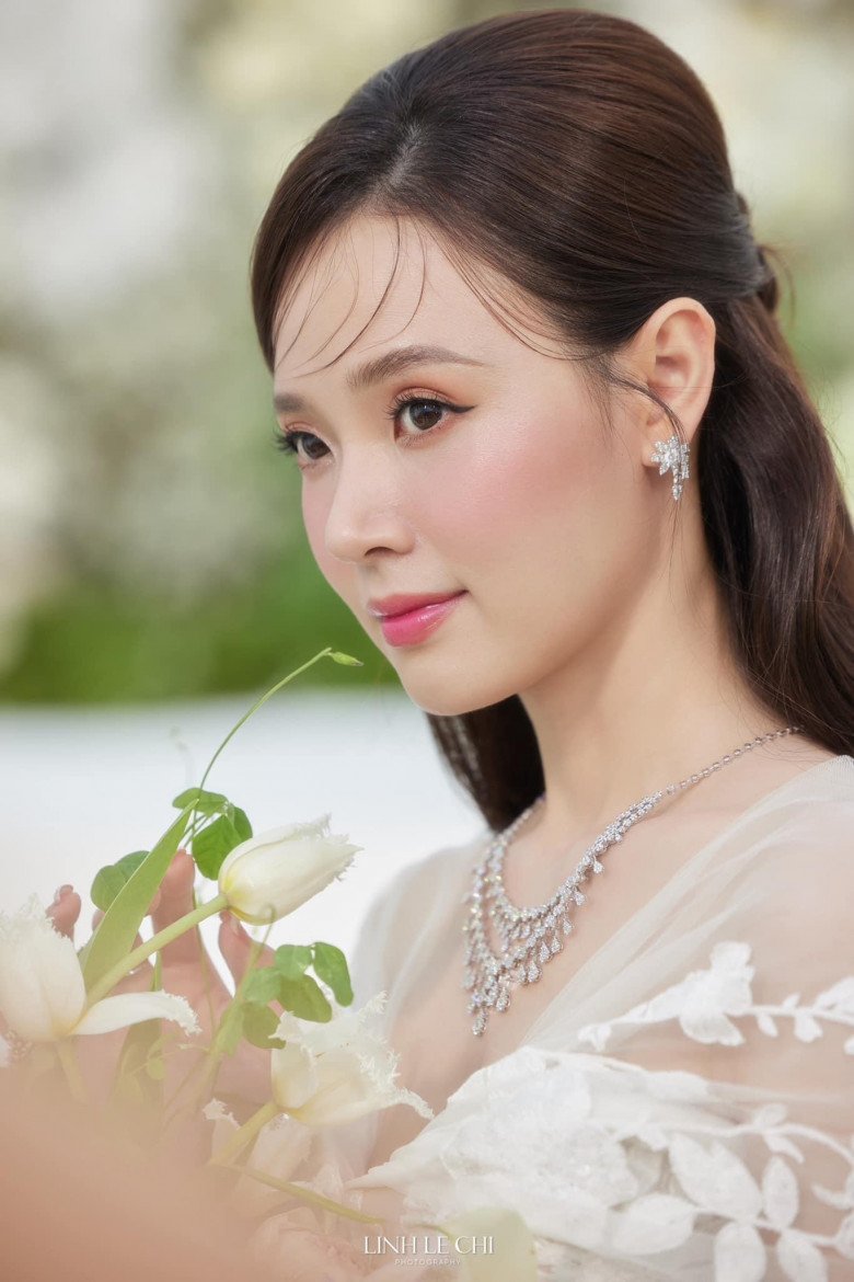 Midu đeo trang sức kim cương sang chảnh vô cùng. Thiết kế váy cưới mà cô diện cũng có giá lên đến hơn 3 tỷ đồng.