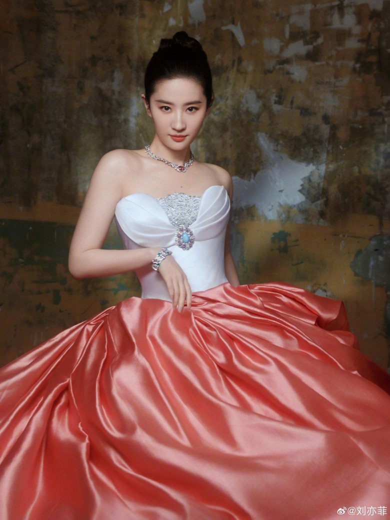 Mỹ nhân đình đám tạo dáng ấn tượng với mẫu đầm corset của Miss Sohee.