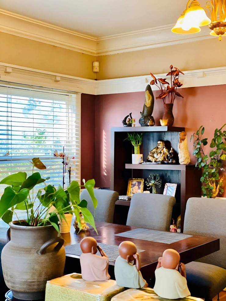 Thúy Nga trưng bày nhiều tượng Phật trong nhà.