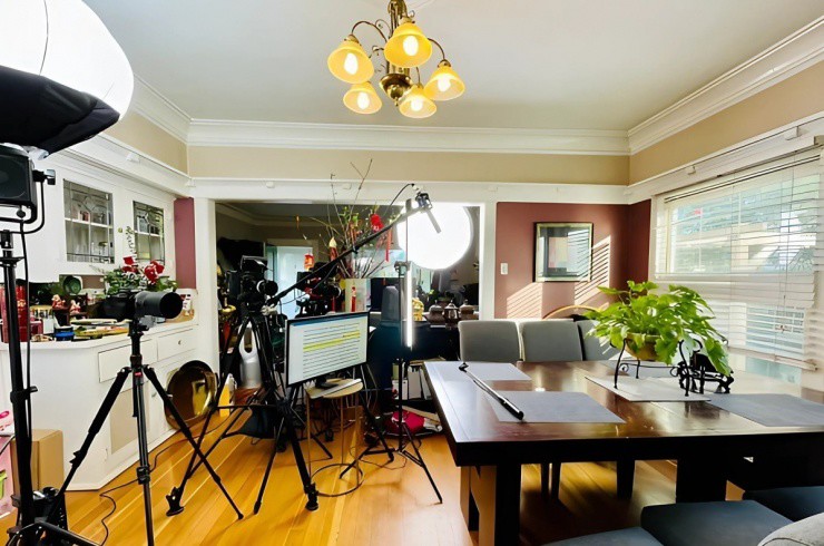 Cô thường livestream và quay vlog tại nhà chính.