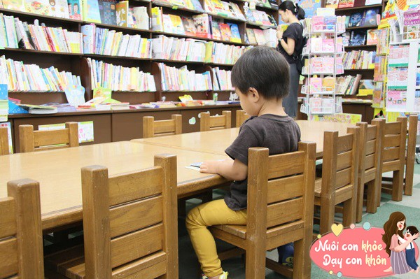 Đưa con đi đọc vài cuốn sách.