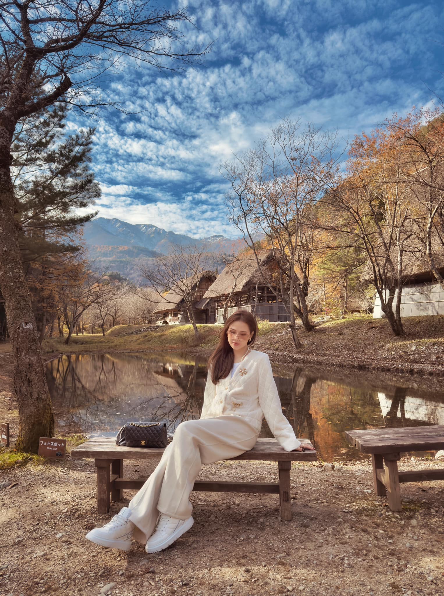 Sắc trắng phù hợp với vẻ đẹp mỹ miều và ngọt ngào của bà mẹ hai con, giúp cô thêm tươi trẻ và toả sáng hơn.