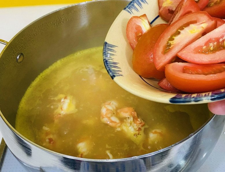 Cách làm canh tôm nấu chua thơm ngon, thanh ngọt cho ngày hè oi nóng của mẹ đảm Sài Gòn - 5