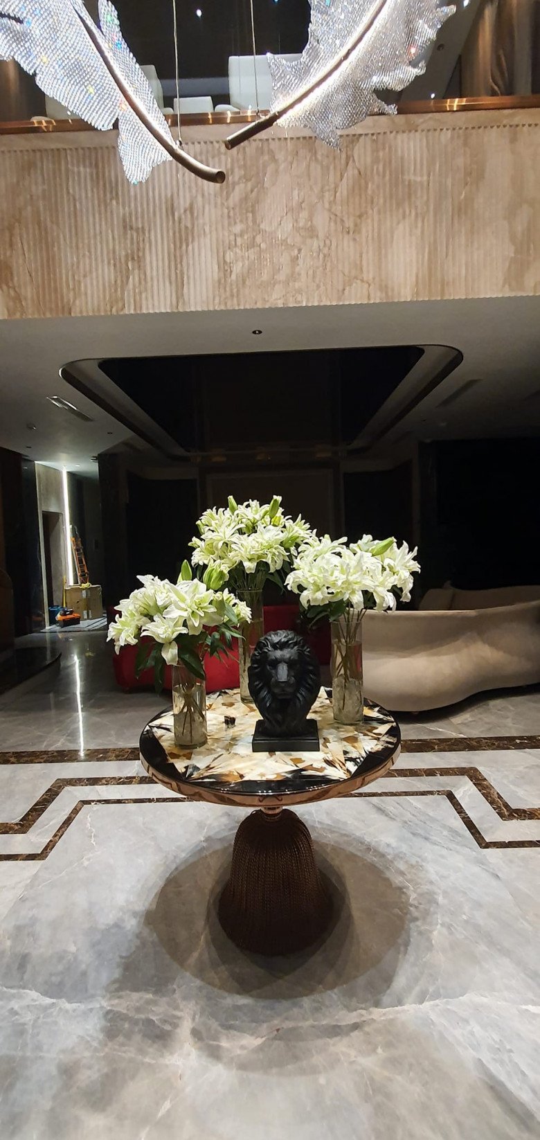 Trong không gian biệt thự sang trọng của nhạc sĩ Hoài Phương - Việt Hương, chiếc bình hoa lớn đầy tươi tắn được đặt ở chiếc bàn tròn trung tâm phòng khách gây ấn tượng mạnh với vẻ đẹp tinh tế và sang trọng.