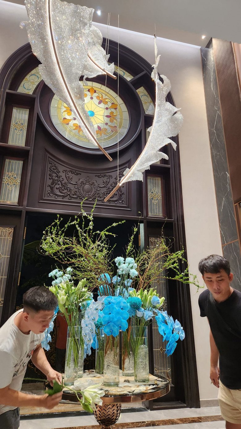 Cùng với nhạc sĩ Hoài Phương, có những thành viên chuyên làm công việc này cho Việt Hương. Cô tiết lộ: Thợ cắm hoa nhà em toàn giai xinh! Tối về thấy hết hồn.