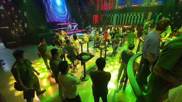 Công an TP Buôn Ma Thuột kiểm tra quán Bar Astro (21 đường Trần Nhật Duật, Buôn Ma Thuột) và phát hiện 28 trường hợp dương tính với ma túy. Ảnh SĐ.