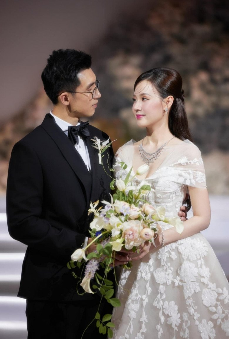 Midu và chồng thiếu gia Minh Đạt tổ chức đám cưới xa hoa tại TP. HCM quy tụ nhiều khách mời nổi tiếng, đãi tiệc xứng tầm đẳng cấp.