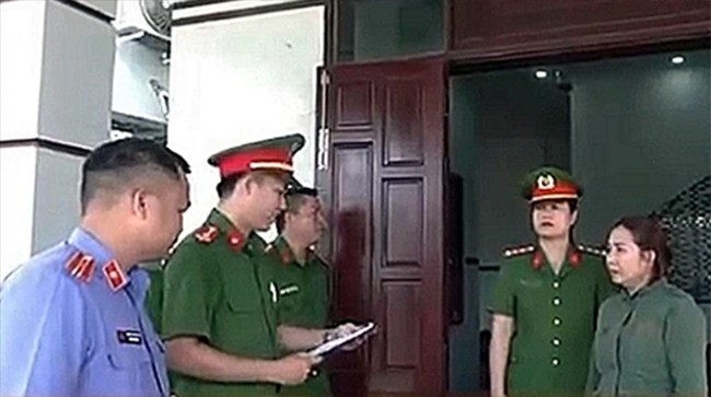 Cơ quan điều tra công bố lệnh bắt tạm giam bị can Huỳnh Thị Hường vì dùng sổ hồng giả để thế chấp vay tiền. Ảnh cắt từ camera.