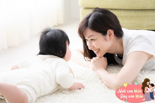 Việc lật người và ngẩng đầu lên cũng là dấu hiệu cho thấy trẻ đang phát triển tốt theo từng giai đoạn.