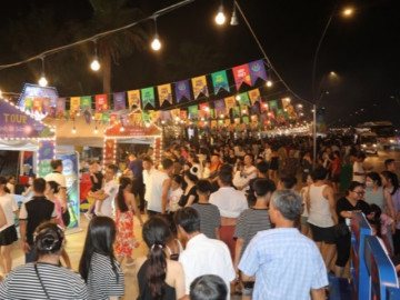 Lifestyle - Đông nghẹt người kéo đến chợ đêm giải trí ven biển đầu tiên ở miền Bắc