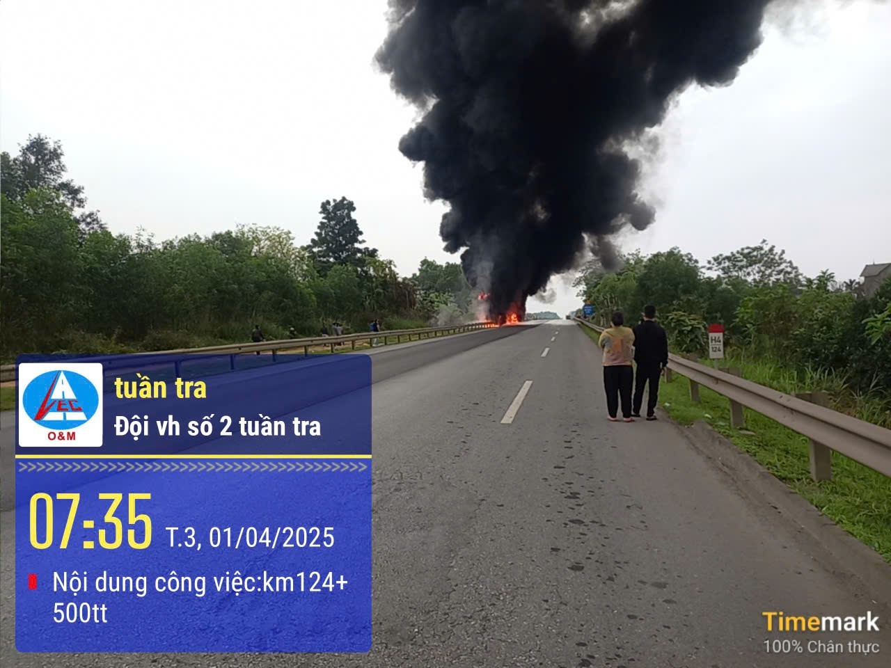 Theo báo cáo từ VEC Oamp;M - đơn vị khai thác tuyến đường, tại Km 124+500, hướng Lào Cai- Nội Bài, xe bồn bị cháy. Nguyên nhân ban đầu được xác định xe bị mất lái.