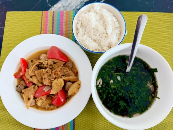Võ Hạ Trâm khoe cơm trưa gồm tàu hủ ki xào ớt chuông, nấm rơm, ăn kèm canh mồng tơi rong biển.