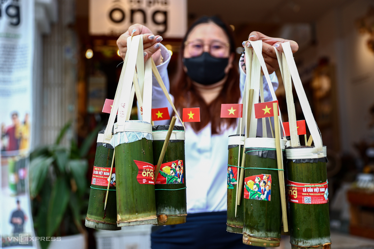 Quai ly làm từ lá buông, nắp bằng giấy nến, ống hút là cỏ bàng Cà Mau. Tôi mua gần 11 ly cho đồng nghiệp chỗ làm, ai cũng háo hức sở hữu cái ống tre, chị Phạm Kỳ Bảo Trân, 25 tuổi cho biết, sau khi xem những clip về cà phê ống trên mạng xã hội.