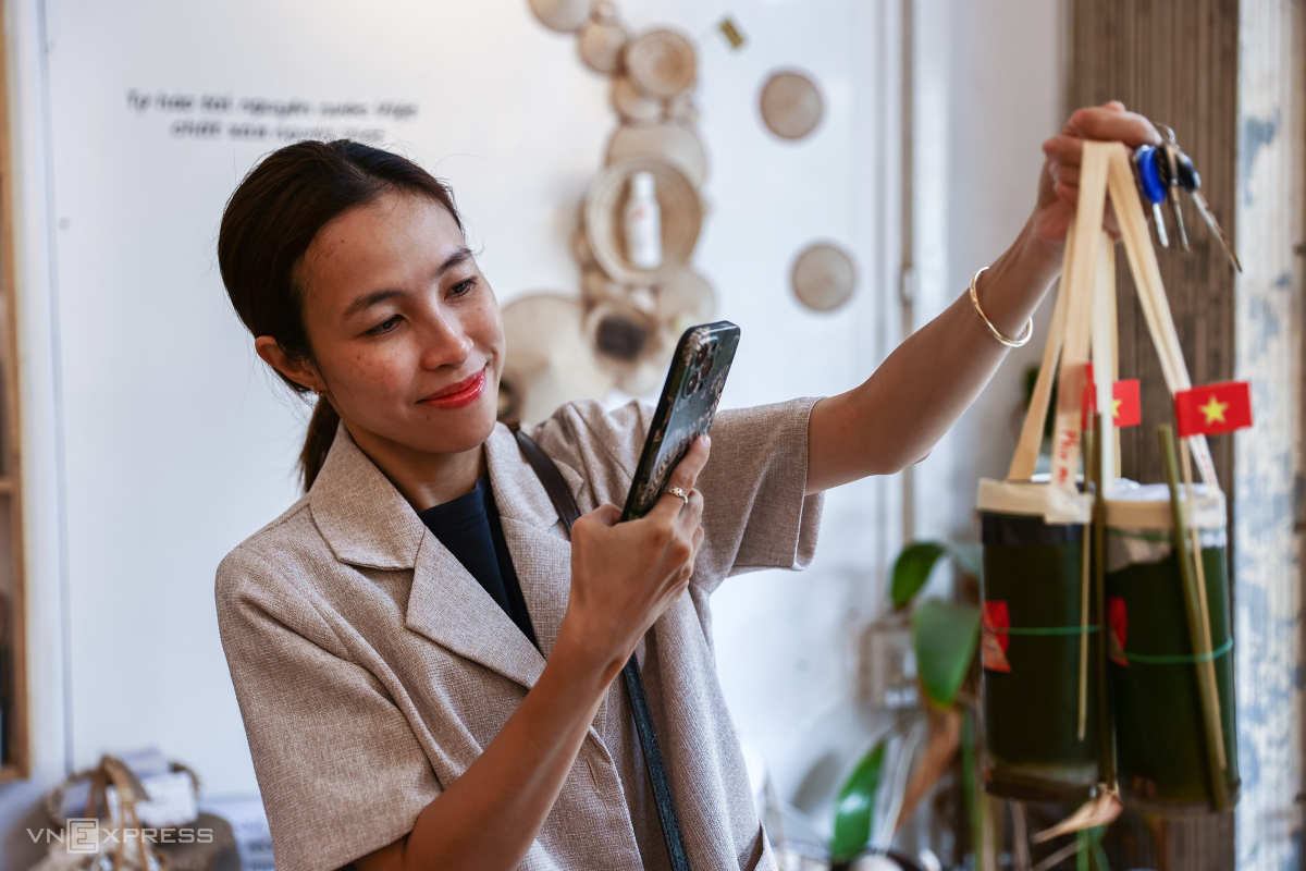 Chị Nguyễn Thị Thu Trang cũng lần đầu ghé quán thưởng thức cà phê ống tre. Tôi thích cách trang trí cờ, rất ý nghĩa và lại thân thiện môi trường, nữ khách 35 tuổi nói.