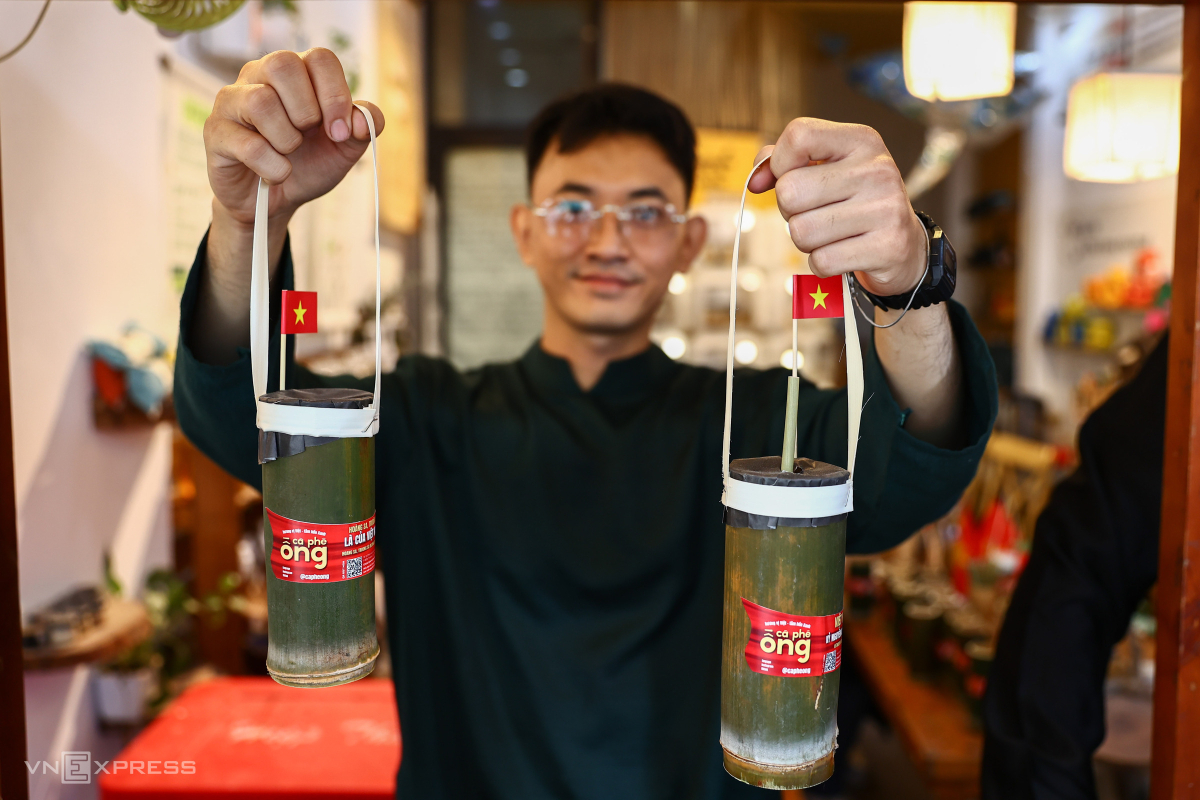 Từ cuối năm 2023, anh Nguyễn Huỳnh bán cà phê pha trong ống tre. Hơn một tuần nay, anh trang trí thêm lá cờ đỏ sao vàng và sticker là những dòng khẩu hiệu khơi gợi tinh thần tự hào dân tộc, khiến món này hút khách hơn.