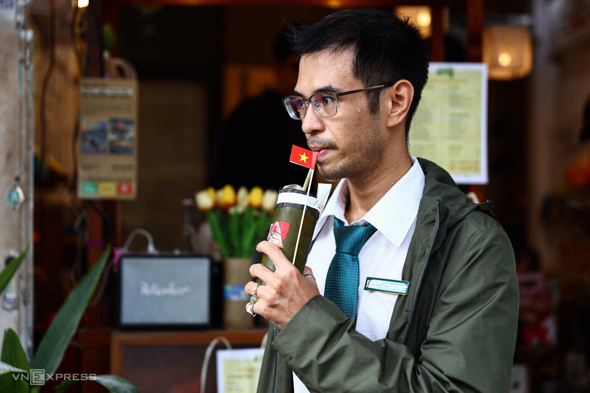 Cà phê vị nguyên bản, hình thức bên ngoài bắt mắt, dù giá khá cao so với hình thức mang đi nhưng chấp nhận được, anh Nguyễn Văn Trường Thi cho biết.