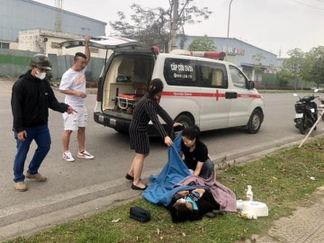 Đỡ đẻ cho sản phụ trở dạ bên đường