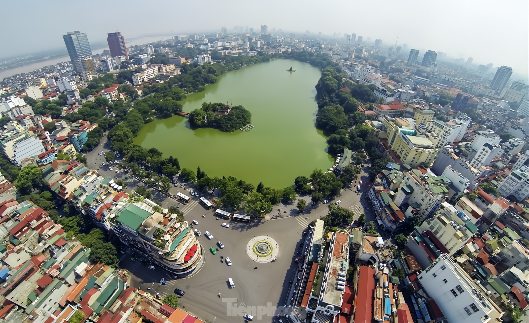 TP Hà Nội đang tiến hành nghiên cứu quy hoạch mở rộng không gian công cộng quanh hồ Gươm, quận Hoàn Kiếm, nhằm nâng cao trải nghiệm cho người dân và du khách, đồng thời bảo tồn giá trị văn hóa lịch sử của khu vực.