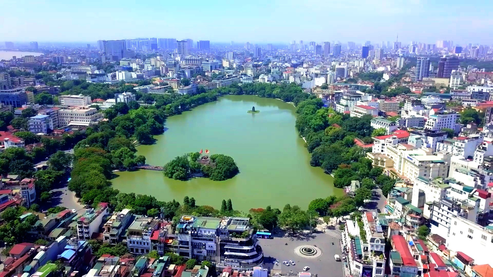 Việc cải tạo, chỉnh trang không gian quanh hồ Gươm là một phần trong chiến lược đầu tư xây dựng các không gian công cộng chất lượng cao, theo chỉ đạo từ Trung ương, Thành ủy và UBND TP Hà Nội. Dự án không chỉ góp phần thay đổi diện mạo đô thị mà còn thể hiện quyết tâm xây dựng Thủ đô xanh, văn minh và giàu bản sắc.