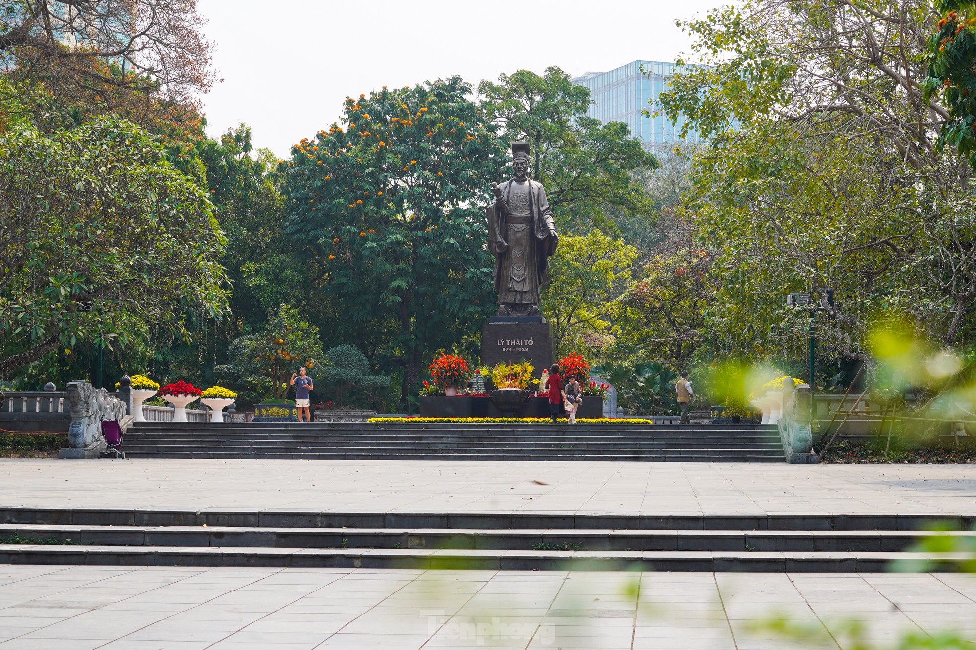 Một điểm nhấn khác là việc cải tạo, chỉnh trang Vườn hoa Lý Thái Tổ - không gian công cộng hơn 12.000m2, nằm giữa các tuyến phố Đinh Tiên Hoàng, Lê Thạch, Lê Lai và Ngô Quyền. Đây là nơi thường xuyên diễn ra các sự kiện văn hóa - lịch sử của Thủ đô.