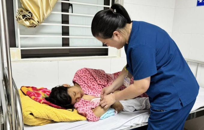Bác sĩ kiểm tra sức khỏe cho hai mẹ con. Ảnh: Bệnh viện cung cấp
